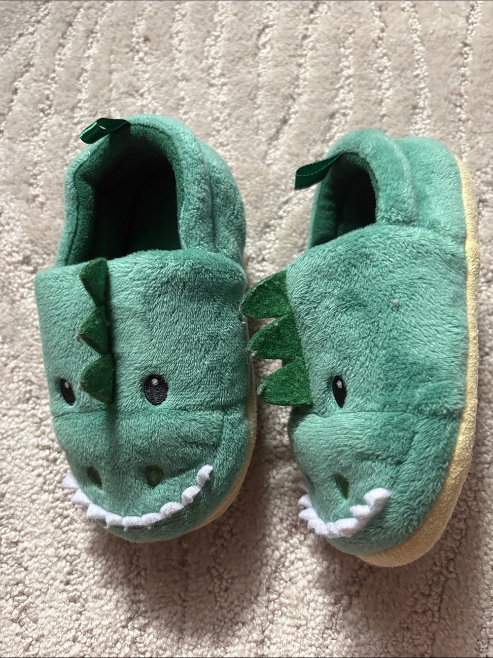 Toddler Old Navy Dinosaur Plush Slippers size 7-8